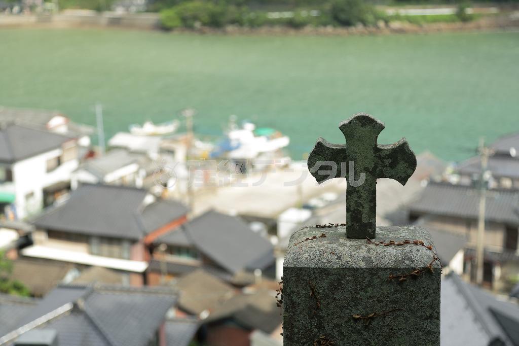 崎津を中心に天草にキリスト教が広まった。集落のあちこちで十字架のついた墓石が見られる＝熊本県天草市（倉谷清文さん撮影）