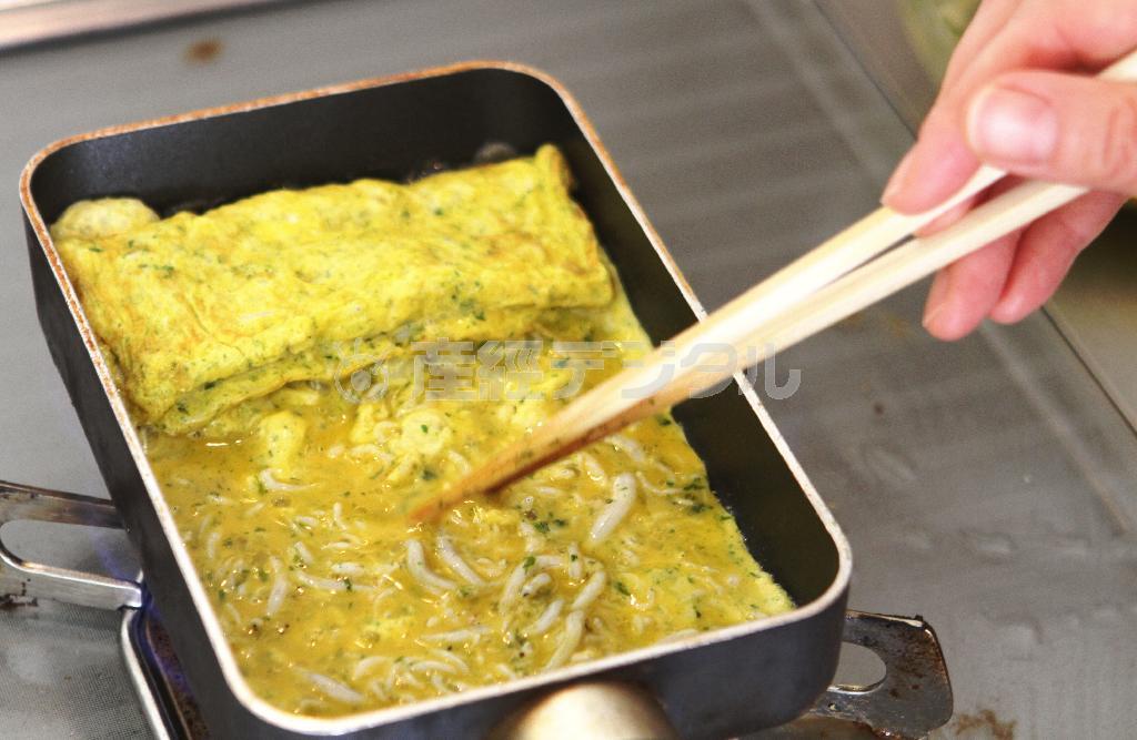 しらす入り卵焼き（作り方２）＿＿卵焼き器に油を入れて熱し、油をなじませ、（作り方１：調理した卵）を３回くらいに分けて加えながら、焼きあげる（田中幸美撮影）