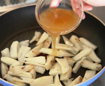 レンコンのゆずこしょう炒め（作り方）＿＿ごま油を熱し、レンコンを炒めて、油が回ったら［合わせ調味料］を加え汁けがなくなるまでいり煮する。１／３量を入れる（田中幸美撮影）