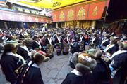 中国チベット自治区ラサにあるジョカン寺（大昭寺）では１１月２５日、伝統的な祝日「吉祥天母祭」の行事が行われ、多くの人々が幸福を祈った（中国新聞社）