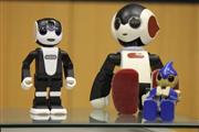 左からロボホン、ロビ、エボルタ。いずれも高橋氏の作品だ