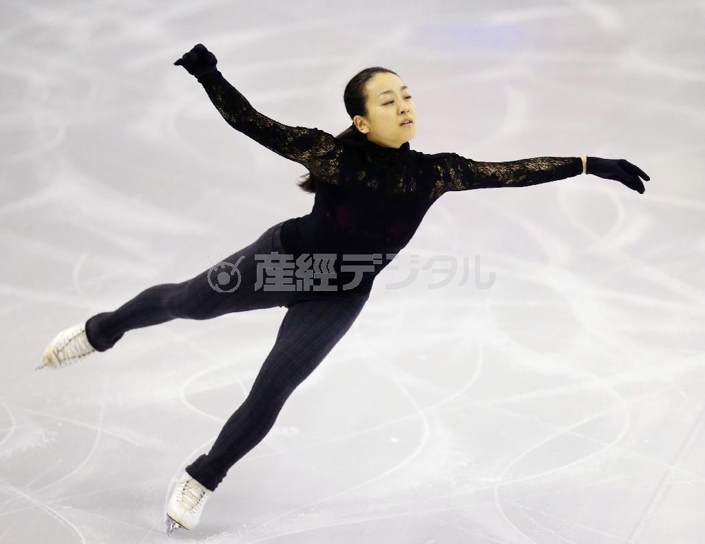 公式練習で調整する浅田真央（まお）。思い出深いＧＰファイナルの舞台で、原点に戻れるか＝２０１５年１２月９日、スペイン・カタルーニャ自治州バルセロナ（共同）