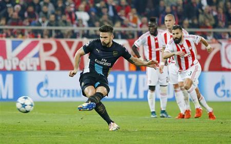 オリンピアコス戦で、ＰＫで３点目を決めるアーセナルのオリヴィエ・ジルー＝２０１５年１２月９日、ギリシャ・ピレウス（ロイター）