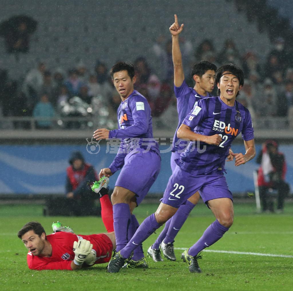 オークランド戦の前半９分、先制点を決めて喜ぶ広島の皆川佑介（２２）＝２０１５年１２月１０日、神奈川県横浜市港北区の日産スタジアム（大橋純人撮影）
