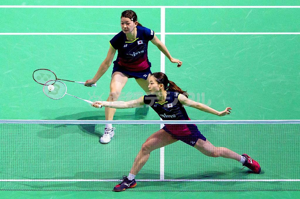 女子ダブルスの１次リーグで福万（ふくまん）尚子、与猶（よなお）くるみ組を下した高橋礼華（奥）、松友美佐紀組＝２０１５年１２月９日、カタール・首都ドバイ（ゲッティ＝共同）