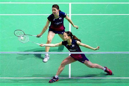 女子ダブルスの１次リーグで福万（ふくまん）尚子、与猶（よなお）くるみ組を下した高橋礼華（奥）、松友美佐紀組＝２０１５年１２月９日、カタール・首都ドバイ（ゲッティ＝共同）