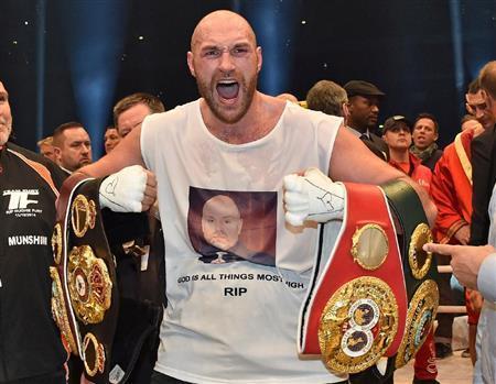 ボクシングのＩＢＦ、ＷＢＡ、ＷＢＯヘビー級王者になったタイソン・フューリー選手＝２０１５年１１月２９日、ドイツ・ノルトライン＝ヴェストファーレン州デュッセルドルフ（ＡＰ）