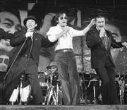 １９７４年１２月、「中年ご三家」を結成し、コンサートを行った永六輔（えい・ろくすけ）さん（右）、小沢昭一（しょういち）さん（左）と野坂昭如（のさか・あきゆき）さん＝東京都千代田区の日本武道館（共同）