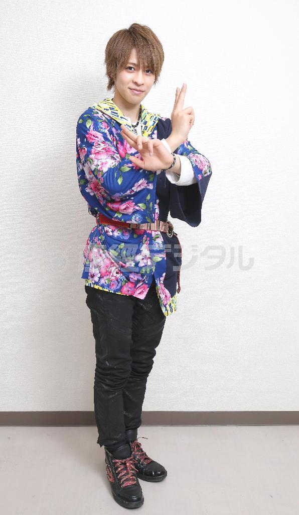 「俳優として大きく羽ばたくためにも、出発点となった仮面ライダーの役に全力で取り組みたい」と語る西銘駿（にしめ・しゅん）さん＝２０１５年１１月２４日午後、東京都練馬区の東映東京撮影所（福島範和撮影）