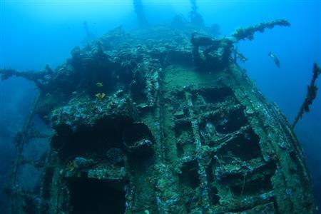 「ジョージズレック」と名付けられた日本の貨物船は、断崖絶壁の海中に垂直になって沈んでいた＝２０１５年１１月１２日、パプアニューギニア・ラバウル（越智隆治さん撮影）