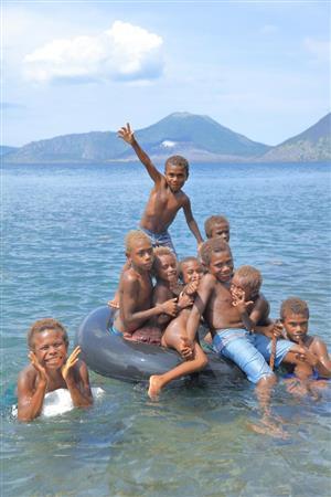 海で元気に遊ぶラバウルの子供たち＝２０１５年１１月１１日、パプアニューギニア（越智隆治さん撮影）