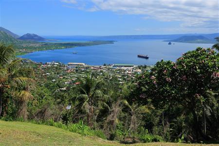 火山観測所から、シンプソン湾とラバウル市街を眺める。中央の黒い山がいまだに活動を続けるタブルブル山＝２０１５年１１月１３日、パプアニューギニア・ラバウル（越智隆治さん撮影）