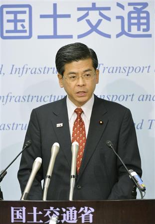 記者会見する石井国交相＝３０日午前、国交省
