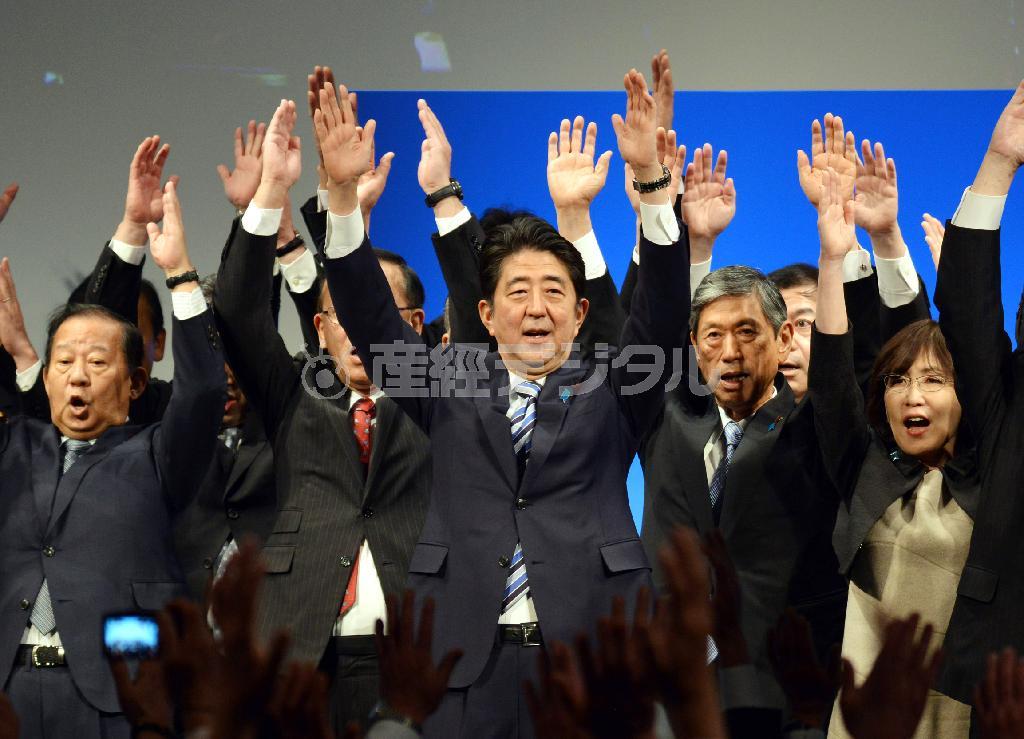 自民党立党６０年記念式典で万歳三唱する安倍晋三（しんぞう）首相（中央）と党役員ら。党是の憲法改正には触れなかった＝２０１５年１１月２９日午後、東京都港区高輪のグランドプリンスホテル新高輪（酒巻俊介撮影）