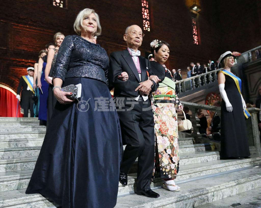 大村智（さとし）さん（中央）は、スウェーデン首相のウッラ夫人（左）と長女の育代さん（右）を伴い晩餐会会場に入場した＝２０１５年１２月１０日、スウェーデン・ストックホルム市庁舎（代表撮影・共同）