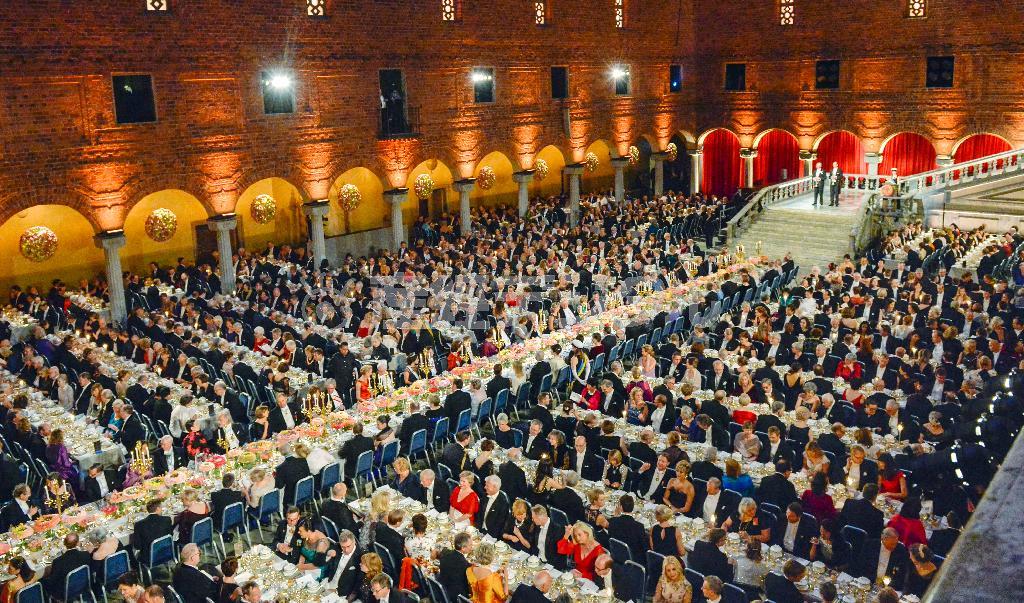 ストックホルム市庁舎で開かれたノーベル賞授賞式後の晩餐会＝２０１５年１２月１０日、スウェーデン・首都ストックホルム（ＡＰ）