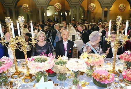 ノーベル賞授賞式後の晩餐会で席に着く大村智（さとし）・北里大特別栄誉教授＝２０１５年１２月１０日、スウェーデン・ストックホルム市庁舎（代表撮影・共同）