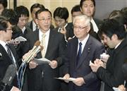 軽減税率で合意し、取材に応じる自民党の谷垣幹事長（左）と公明党の井上幹事長＝１２日午後、東京都内のホテル