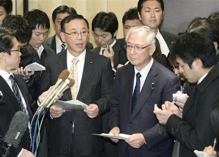 軽減税率で合意し、取材に応じる自民党の谷垣幹事長（左）と公明党の井上幹事長＝１２日午後、東京都内のホテル