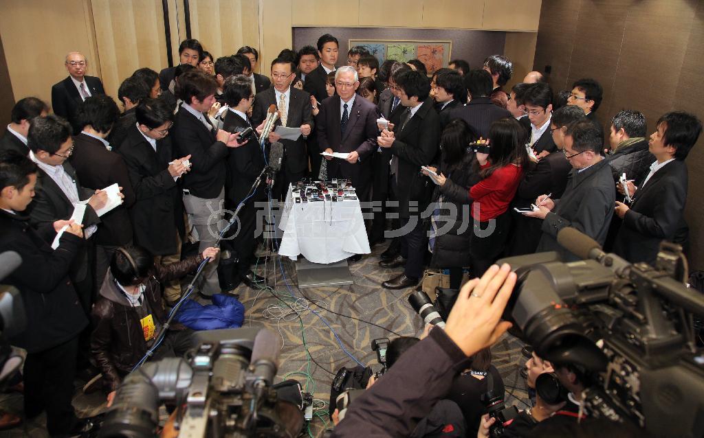 消費税の軽減税率をめぐる協議終了後に会見する自民党の谷垣禎一（さだかず）幹事長（左）と公明党の井上義久幹事長＝２０１５年１２月１２日、東京都千代田区（早坂洋祐撮影）