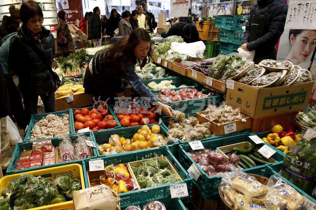 都内の市場の野菜売り場。生鮮食品に加え、加工食品も軽減税率の対象となった＝２０１５年１２月７日（ロイター）