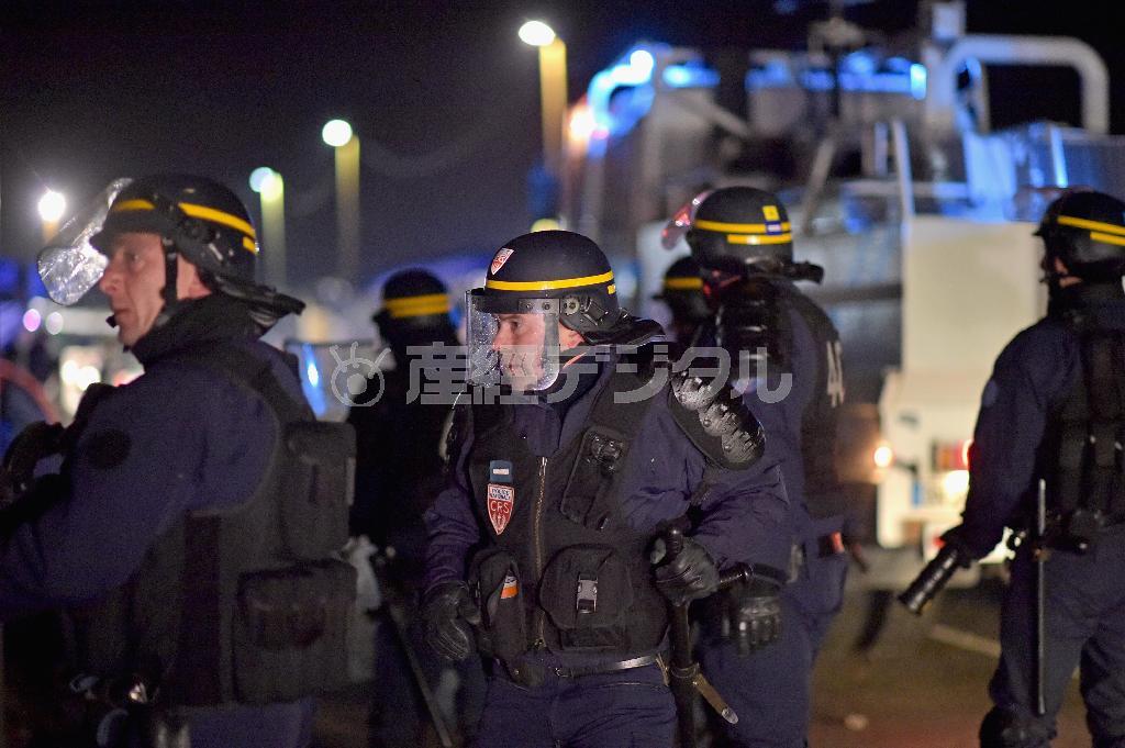移民・難民が住むフランス北部カレーのキャンプで、取り締まりを行う警官ら。同時多発テロ後の緊急事態がなお続いている＝２０１５年１２月４日（ゲッティ＝共同）