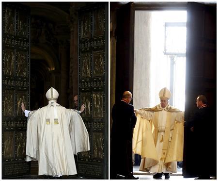 「聖年の扉」を開けて、特別聖年の開始を宣言するローマ法王フランシスコ＝２０１５年１２月８日、バチカン（ＡＰ）