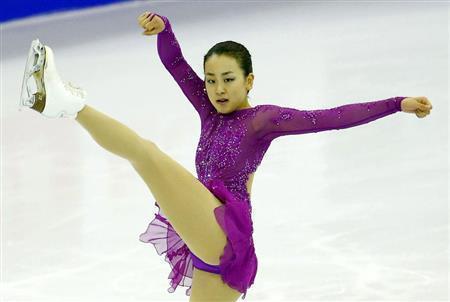 女子ＳＰで３位になった浅田真央（まお）の演技＝２０１５年１２月１１日、スペイン・カタルーニャ自治州バルセロナ（共同）
