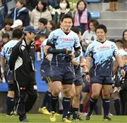 決勝トーナメント進出を決め、笑顔で引き揚げる五郎丸歩（ごろうまる・あゆむ、中央）らヤマハ発動機フィフティーン＝２０１５年１２月１２日、静岡県磐田市のヤマハスタジアム（共同）