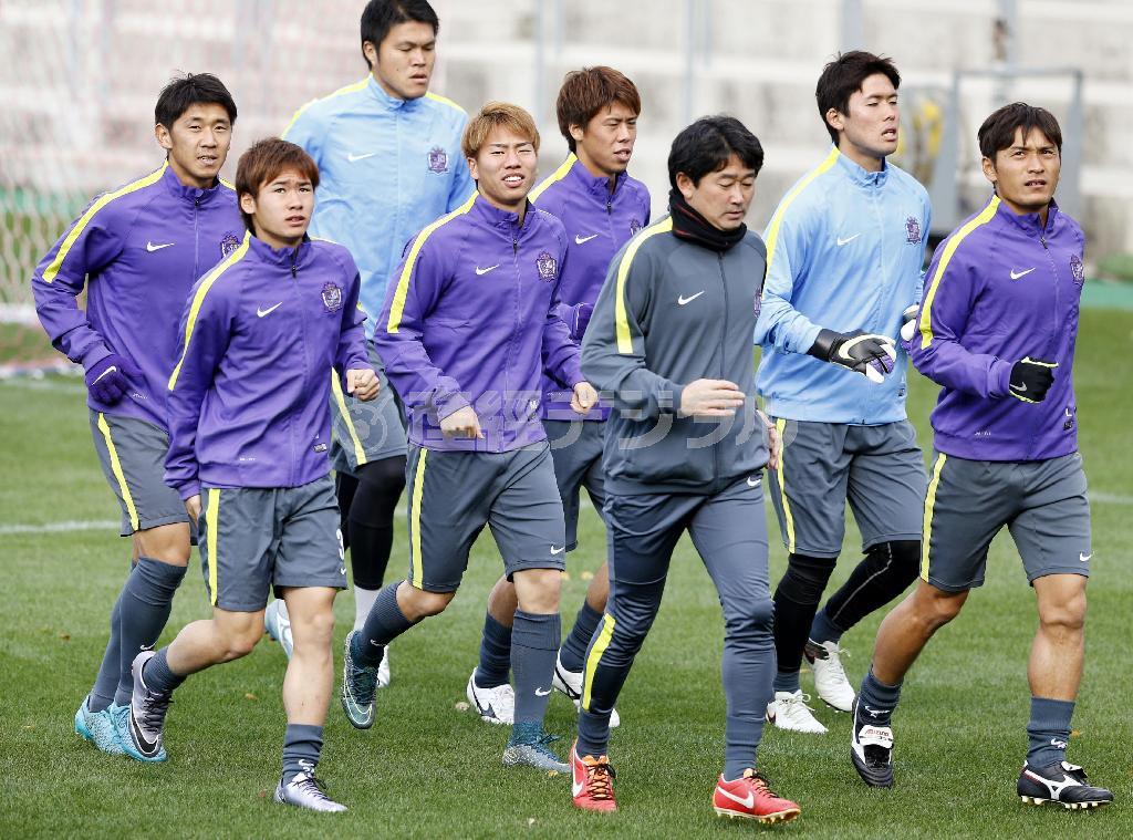 調整する浅野拓磨（たくま、左から４人目）、青山敏弘（右端）ら広島イレブン＝２０１５年１２月１２日、大阪市東住吉区のヤンマースタジアム長居（共同）