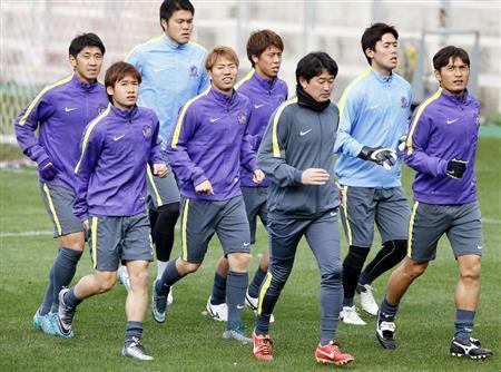 調整する浅野拓磨（たくま、左から４人目）、青山敏弘（右端）ら広島イレブン＝２０１５年１２月１２日、大阪市東住吉区のヤンマースタジアム長居（共同）