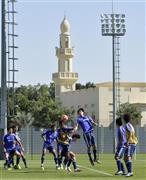 ウズベキスタン戦に向けて調整する日本イレブン＝２０１５年１２月１２日、アラブ首長国連邦・ドバイ（共同）