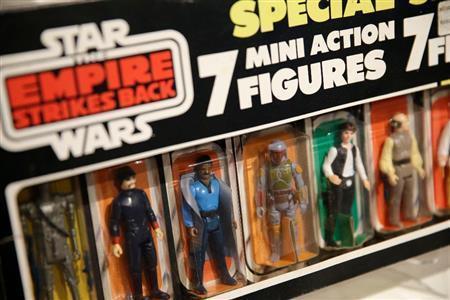 映画「エピソード５／帝国の逆襲」の登場人物のフィギュア７体セット＝２０１５年１２月２日、米ニューヨーク（ＡＰ）