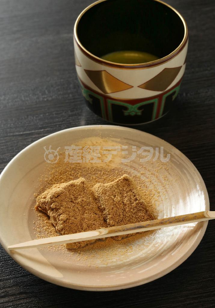 口に入れると泡のようにスッと溶け、ニッキと黒糖の風味がしっかりと残る「わらび餅」＝２０１５年１１月２７日、京都市伏見区（志儀駒貴撮影）