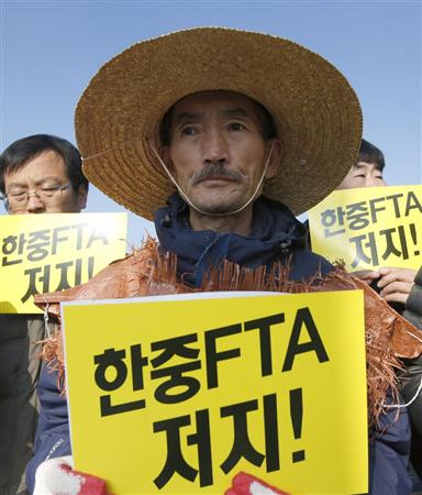 ソウルの韓国国会前で中国との自由貿易協定（ＦＴＡ）に反対する農業従事者（ＡＰ＝共同）