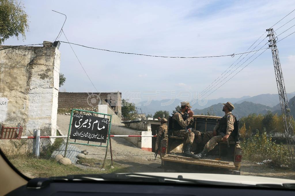 パキスタン北西部スワト地区の村の入り口にある軍の検問所＝２０１５年１１月８日（共同）