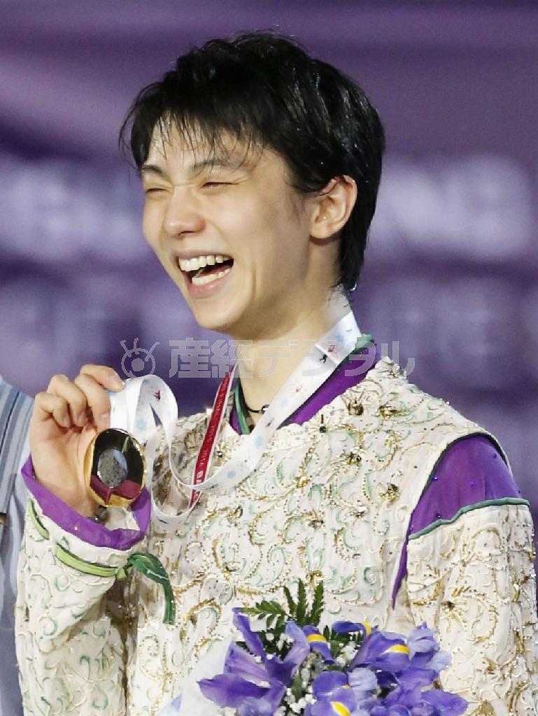 フィギュアスケートのＧＰファイナルで男子初となる３連覇を達成し、メダルを手に笑顔の羽生結弦（はにゅう・ゆづる）＝２０１５年１２月１２日、スペイン・カタルーニャ自治州バルセロナ（共同）