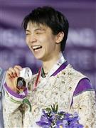 フィギュアスケートのＧＰファイナルで男子初となる３連覇を達成し、メダルを手に笑顔の羽生結弦（はにゅう・ゆづる）＝２０１５年１２月１２日、スペイン・カタルーニャ自治州バルセロナ（共同）