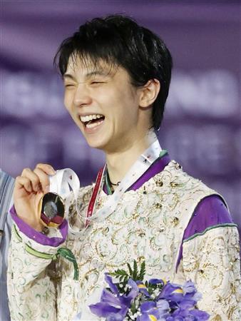 フィギュアスケートのＧＰファイナルで男子初となる３連覇を達成し、メダルを手に笑顔の羽生結弦（はにゅう・ゆづる）＝２０１５年１２月１２日、スペイン・カタルーニャ自治州バルセロナ（共同）