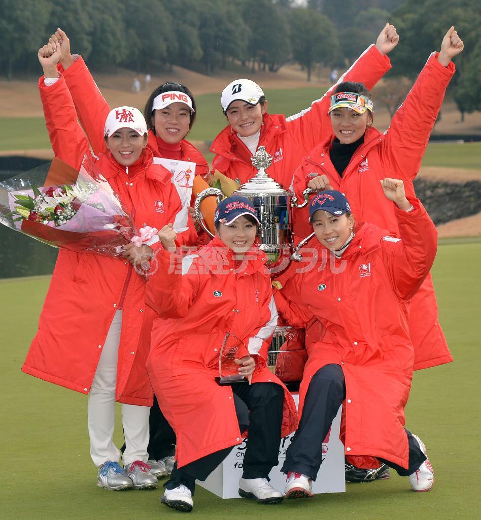 優勝し、記念撮影をするＬＰＧＡチームの（前列左から）菊地絵理香、上田桃子（後列左から）イ・ボミ、大山志保、渡辺彩香、テレサ・ルー＝２０１５年１２月１４日、千葉県成田市のグリッサンドゴルフクラブ（荒木孝雄撮影）