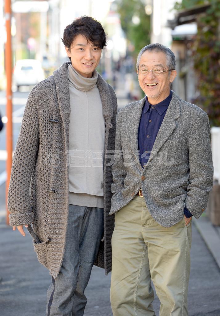 串田和美さん（右）を理解するため、井上芳雄さん（左）は過去の作品のパンフレットを読みあさった。「でも分からない」「驚いてもらうことがいい刺激」と笑い会う２人＝２０１５年１１月１９日、東京都渋谷区（寺河内美奈撮影）