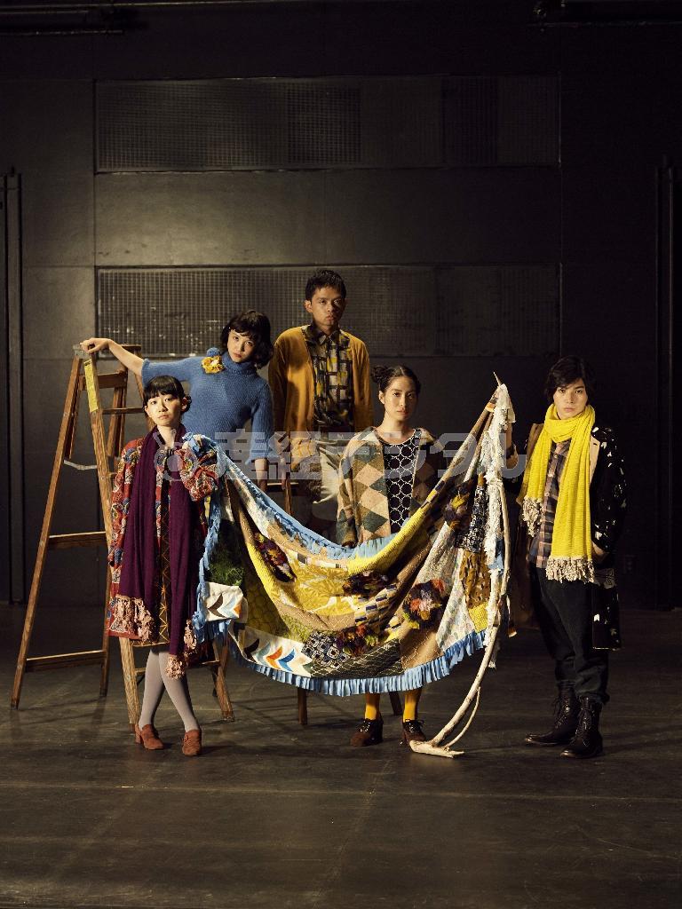 舞台「書を捨てよ町へ出よう」の出演者たちと。右端が村上虹郎（にじろう）さん。衣装はミナ＿ペルホネン（Ａｒｔ＿Ｄｉｒｅｃｔｉｏｎ：名久井直子さん、江森康之さん撮影、提供写真）