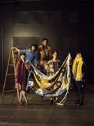 舞台「書を捨てよ町へ出よう」の出演者たちと。右端が村上虹郎（にじろう）さん。衣装はミナ＿ペルホネン（Ａｒｔ＿Ｄｉｒｅｃｔｉｏｎ：名久井直子さん、江森康之さん撮影、提供写真）