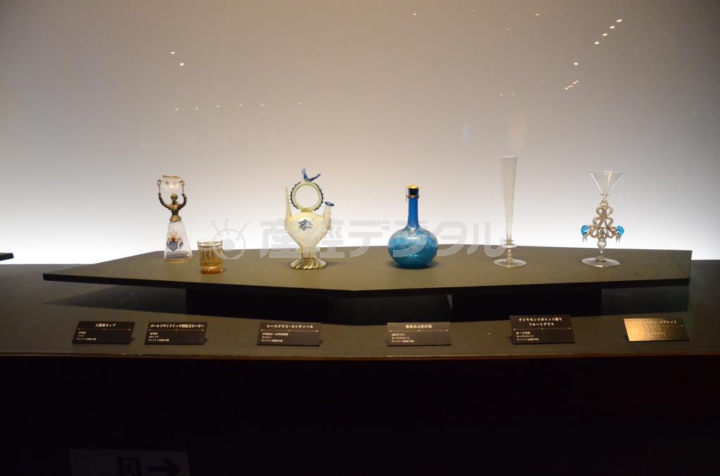ゴージャスなガラスの酒器＝２０１５年１２月３日、東京都台東区（原圭介撮影）