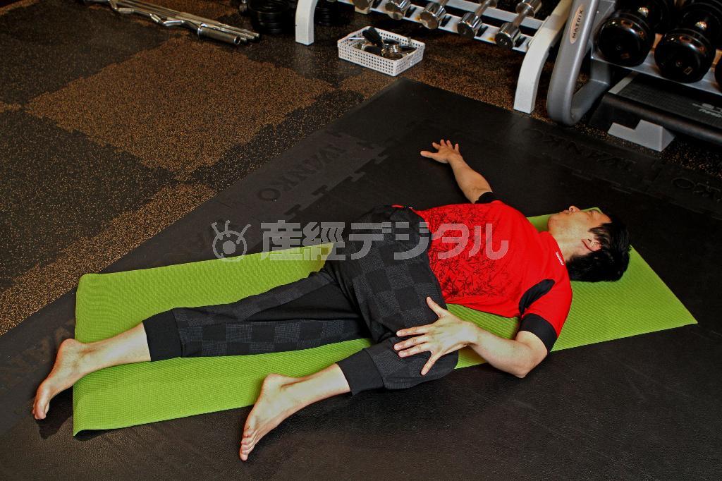 腹部のねじりのポーズ＝２０１５年１１月１９日、東京都杉並区（田中幸美撮影）