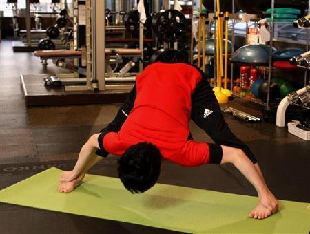 立位開脚の前屈＝２０１５年１１月１９日、東京都杉並区（田中幸美撮影）