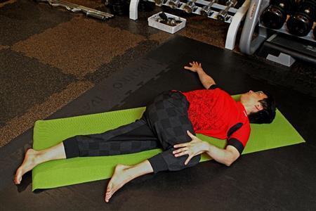 腹部のねじりのポーズ＝２０１５年１１月１９日、東京都杉並区（田中幸美撮影）