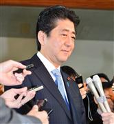 軽減税率について報道陣の質問を受ける安倍晋三首相＝１４日午前、首相官邸（斎藤良雄撮影）