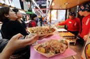 軽減税率適用の可否に関心が集まる、庶民の味「たこ焼き」＝大阪市中央区の「わなか」黒門市場店（門井聡撮影）