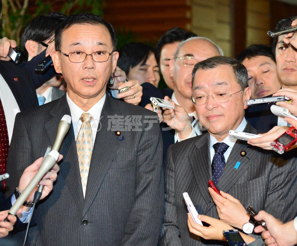 官邸を訪問後、軽減税率など報道陣の質問に答える自民党の谷垣禎一（さだかず）幹事長（左）と宮沢洋一税調会長＝２０１５年１２月１４日、首相官邸（斎藤良雄撮影）